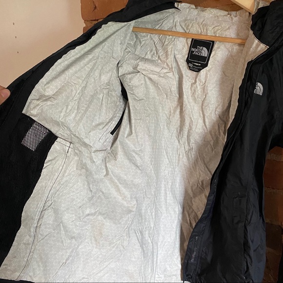 The North Face 2.5L Rain Jacket - Picture 6 of 8
